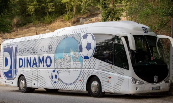 Ndodh edhe kjo në Shqipëri, shoferi merr autobusin e klubit dhe lë futbollistët e Dinamos në Elbasan