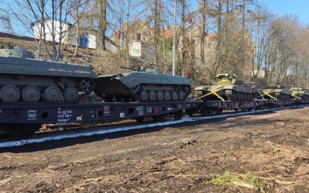 Republika Çeke është vendi i parë i NATO-s që dërgon tanke në Ukrainë, SHBA skeptike