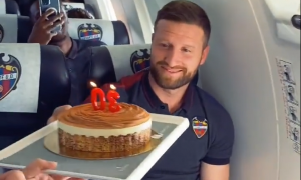 Shokët e skuadrës ia bëjnë befasi në aeroplan, Mustafi e feston ditëlindjen në qiell