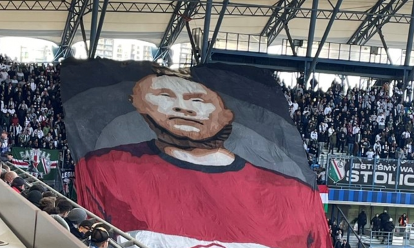 Tifozët polakë shfaqin baner me Putinin duke u varur me litar