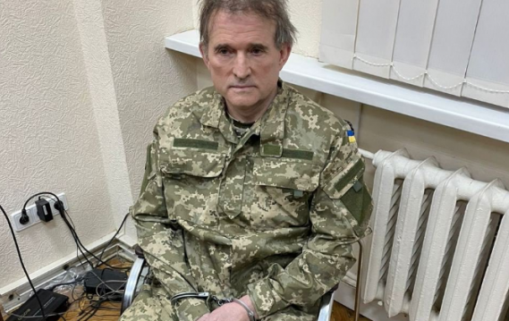 I veshur me uniformën e ushtarëve, arrestohet “njeriu i Putinit” në Ukrainë