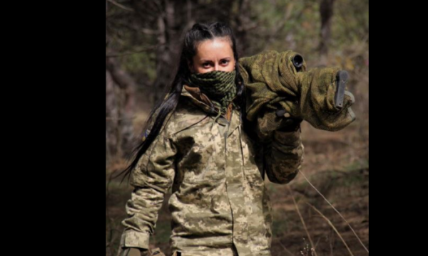 Kush është “Zonja Vdekjeprurëse”? Misteri i identitetit të gruas që po lufton trupat ruse