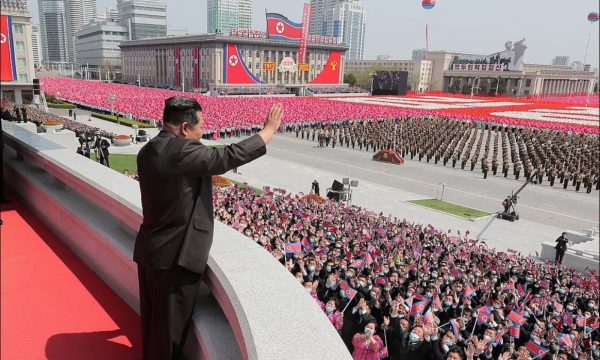 Paradë gjigante në Korenë e Veriut për të përkujtuar gjyshin e Kim Jong Un