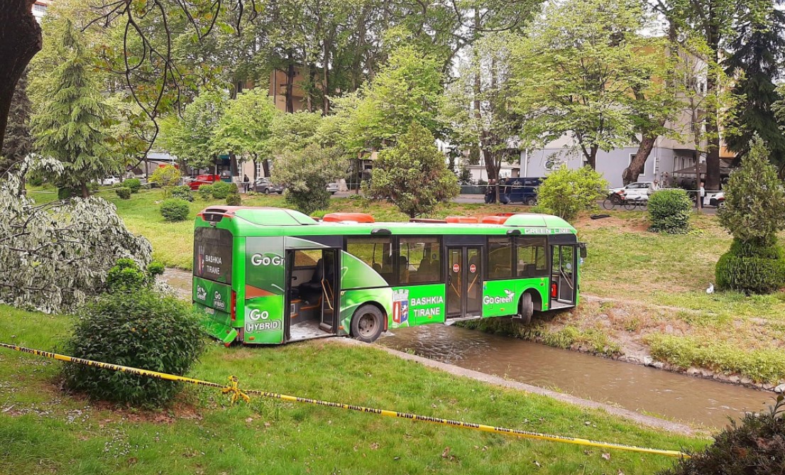 Erion Veliaj hap sondazhin për autobusin e aksidentuar: Ta lemë apo ta heqim?