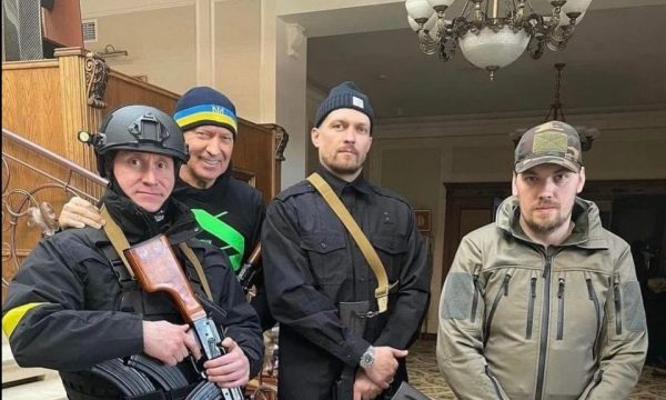 Usyk zbulon se rusët kanë shtënë në shtëpinë e tij dhe se i kanë tërhequr zvarrë fqinjët