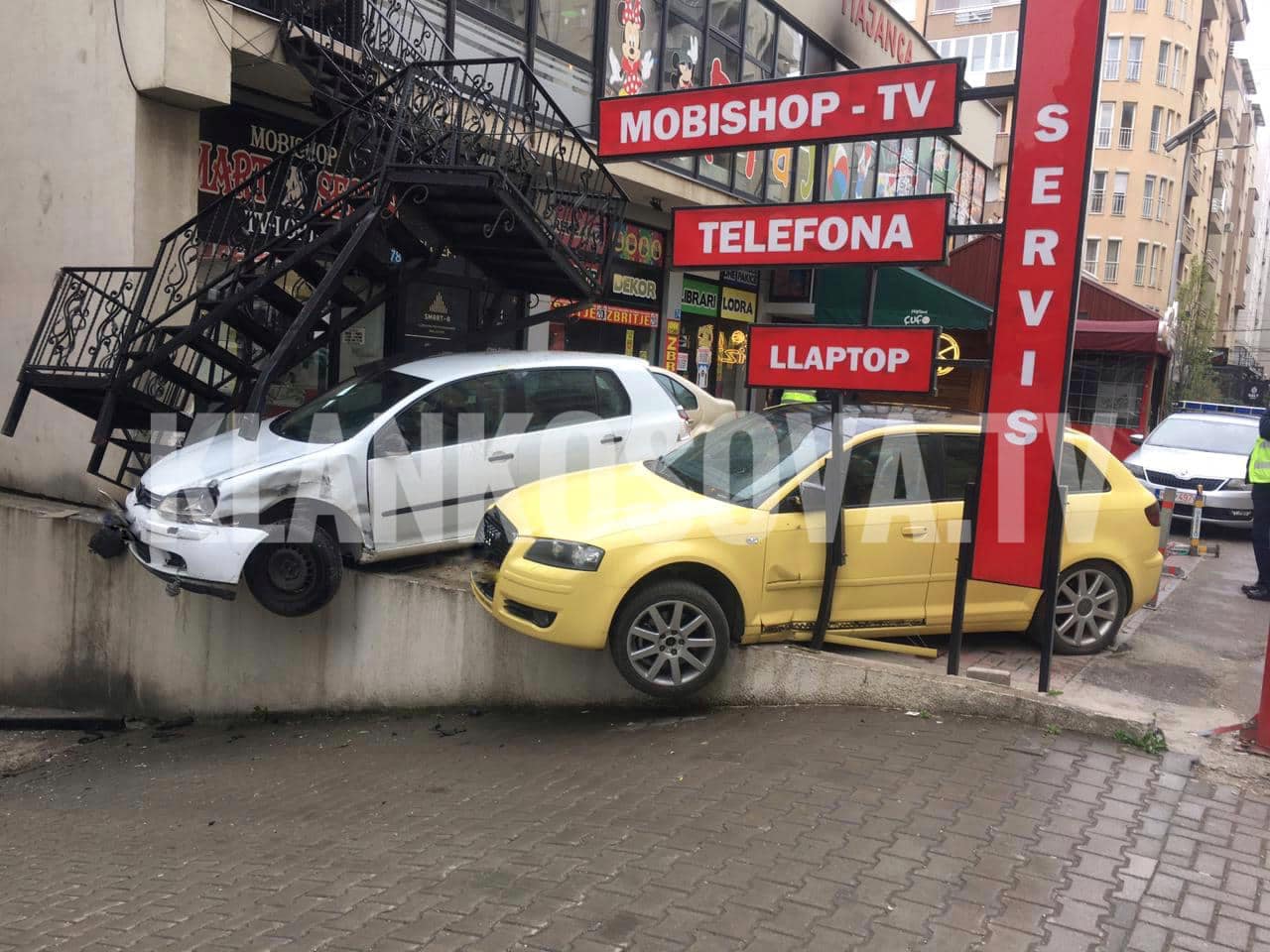 Aksident trafiku në Fushë Kosovë, përfshihen tri vetura