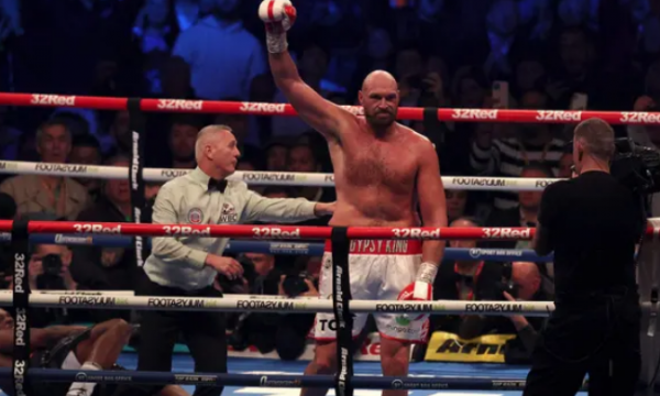 I pamposhturi Tyson Fury e demolon Dillian Whyte