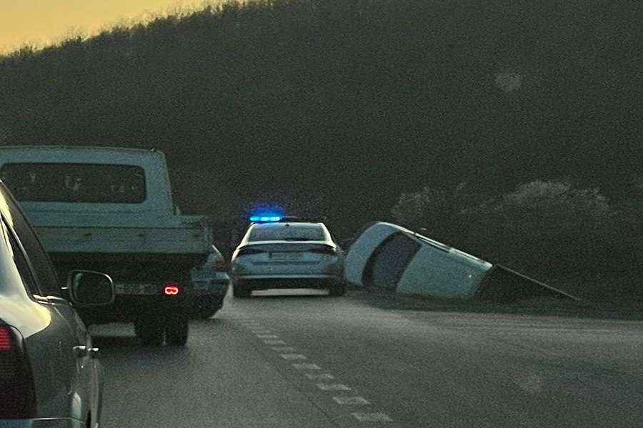 Katër të lënduar në një aksident trafiku në rrugën Prishtinë-Pejë