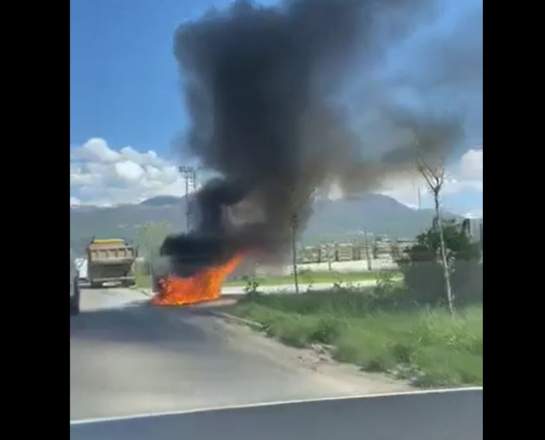 Momenti kur digjet një veturë në Prizren