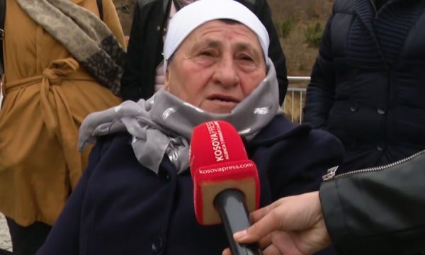 ​Familjarët kujtojnë me krenari të rënët në Koshare, rrëfejnë përshëndetjet e fundit