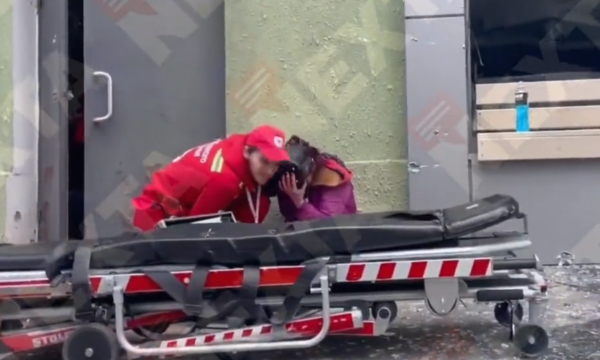 Bomardime në Kharkiv, ekipi mjekësor vrapon për strehim dhe lë pacientin të shtrirë përveç njërit