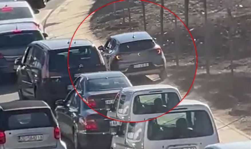Shoferi në Prishtinë përton të pres në kolonë, tejkalon veturat përmes trotuarit dhe gjelbrimit