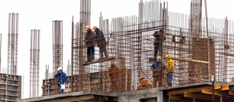 Bie nga një lartësi, lëndohet një 41-vjeçar në vendin e tij të punës në Gjakovë