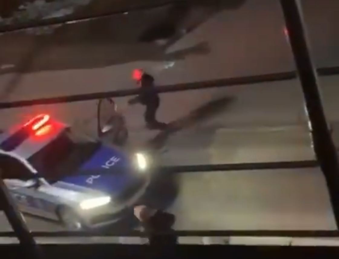 VIDEO/ Momenti kur një person i dyshimtë me veturë arratiset nga polici i Kosovës