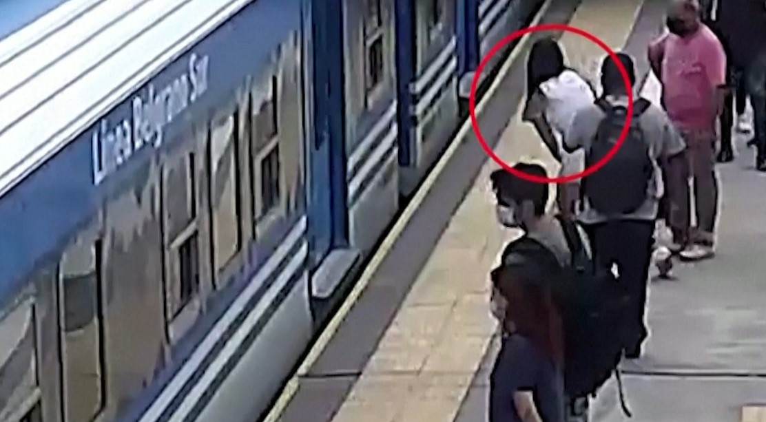 E pabesueshme! Vajza bie në shina teksa treni kalon, shpëton mrekullisht!