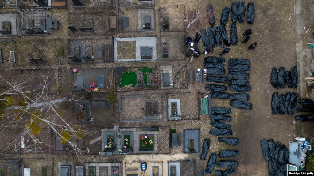 Ukrainasit që u detyruan të jetojnë me të vdekurit disa ditë