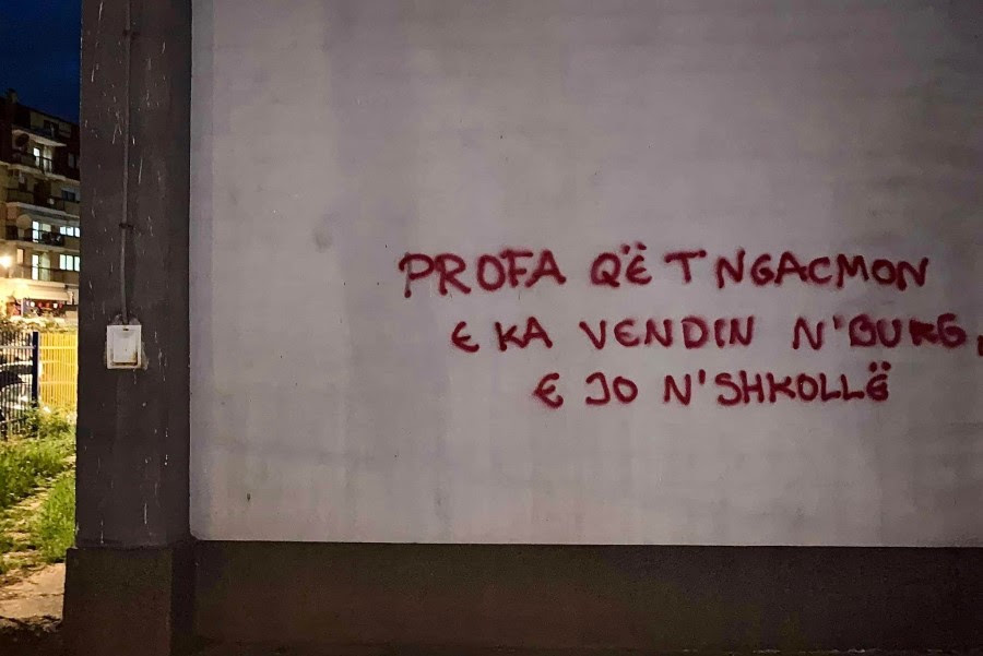 Grafite në Prizren pas arrestimit të mësuesit të dyshuar për pedofili