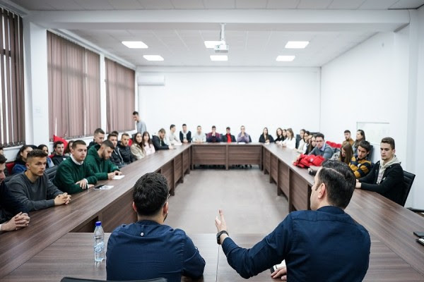 Abdixhiku takim me studentë: Demokracia vdes kur shkelja e Kushtetutës bëhet standard