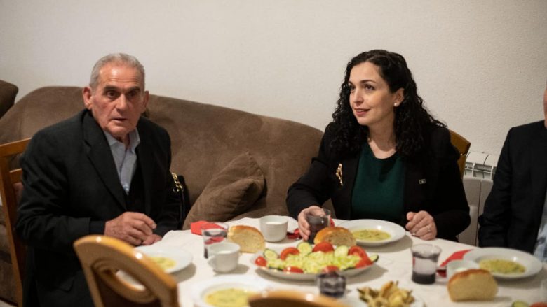 Osmani për iftar në familjen Hasani, që i ka katër djem të zhdukur gjatë luftës
