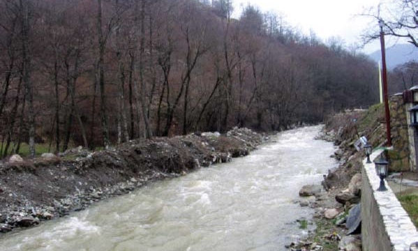 E pëson keq gruaja nga Suhareka, thyhet dërrasa bie në lumë