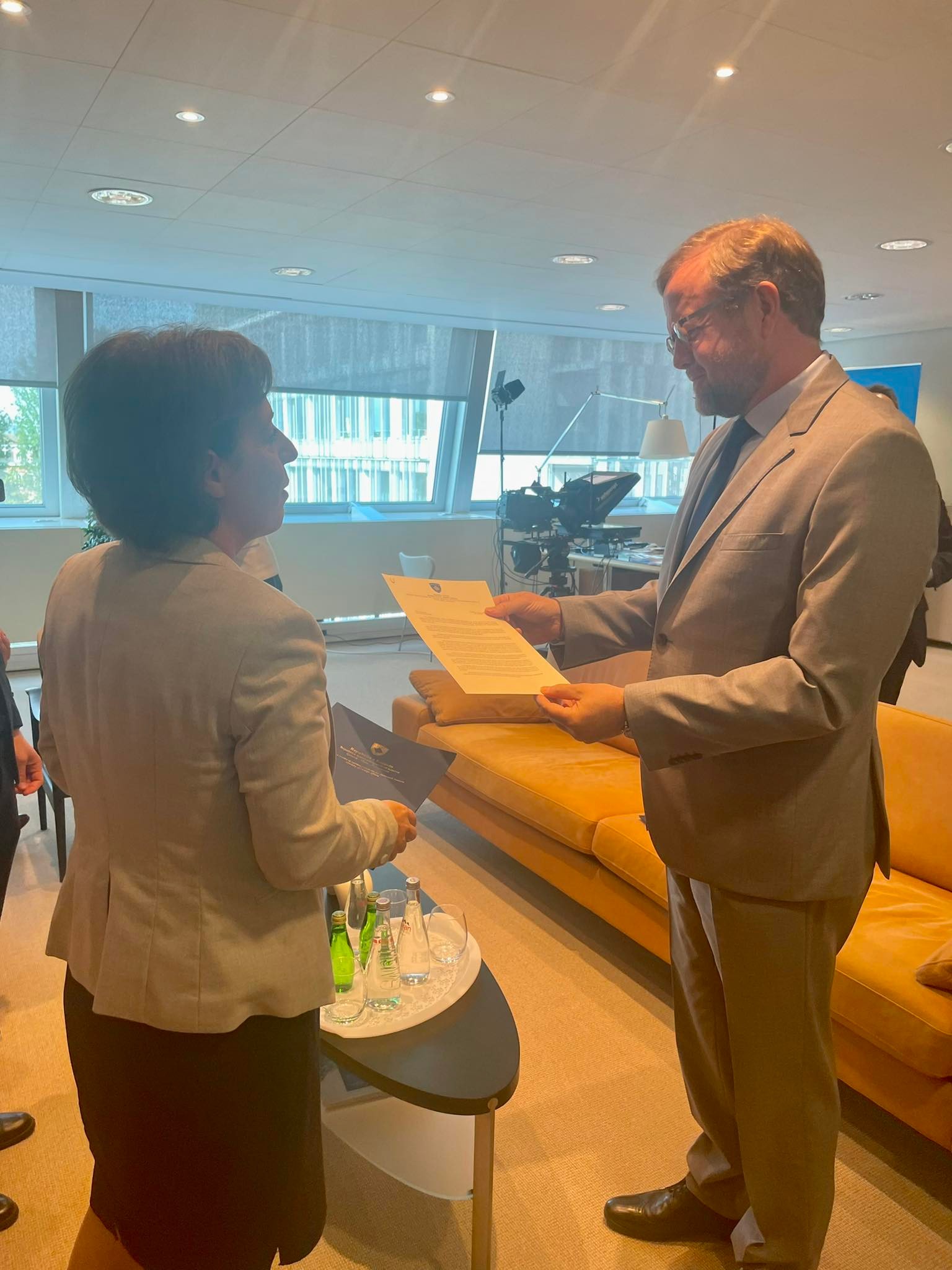 Pamjet nga momenti i dorëzimit të aplikimit në KE nga ministrja Gërvalla