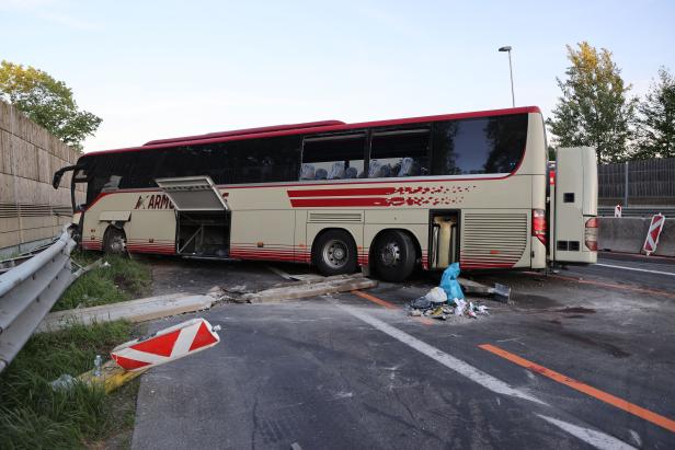 Shoferi i autobusit të aksidentuar thotë se kishte parakaluar një kamion, më pas ishte habitur kur i kishte dalë përballë një kantier ndërtimi