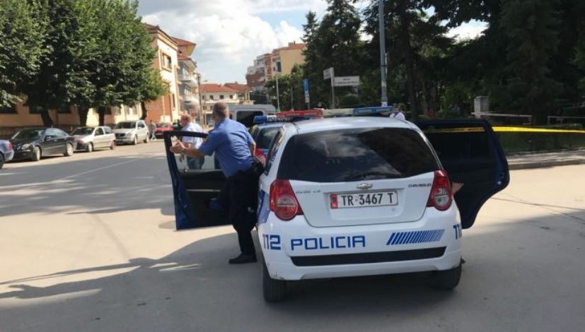 66-vjeçari godet vajzën e re me grusht në mes të Tiranës, ndërhyn policia