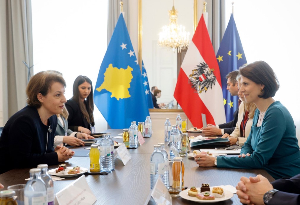 Ministrja austriake në takim me Gërvallën: Është koha që përfundimisht t’i liberalizohen vizat Kosovës