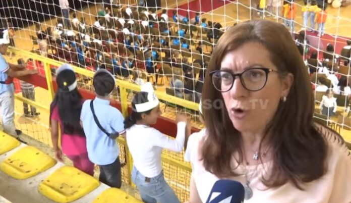 Mësuesja e nxënësve që u ndanë anash në festën e Abetares: Patën vetë dëshirë me u ulë këtu, nuk ka diskriminim