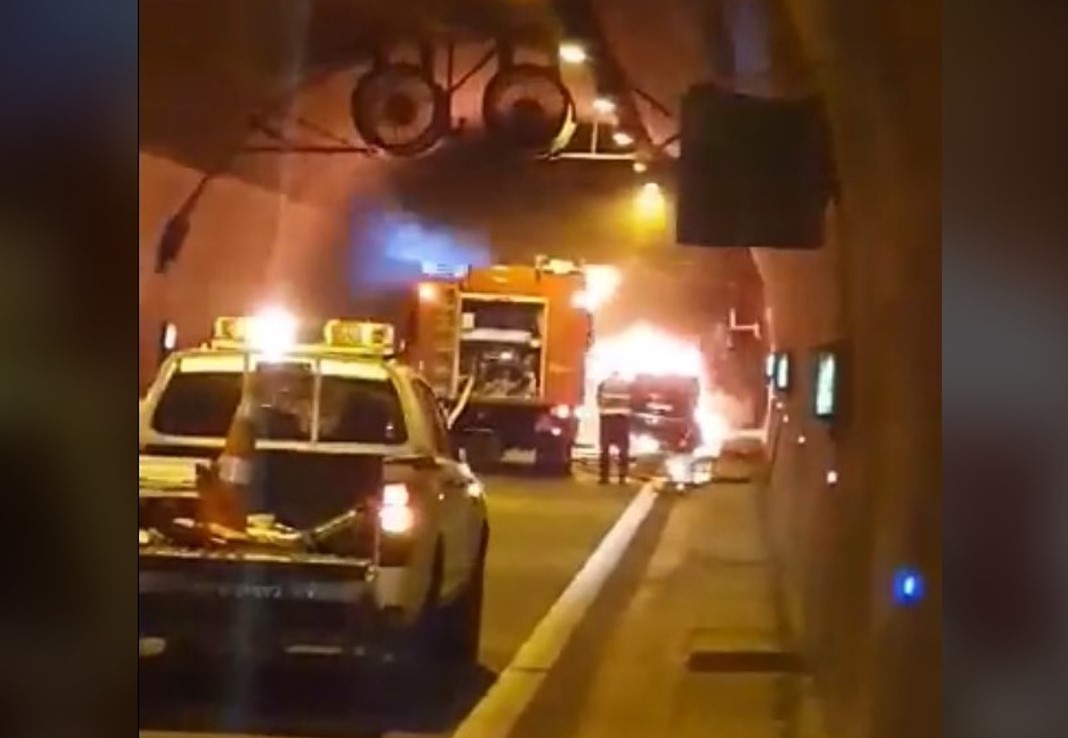 Digjet vetura në tunelin e Kalimashit, momenti kur intervenojnë zjarrfikësit