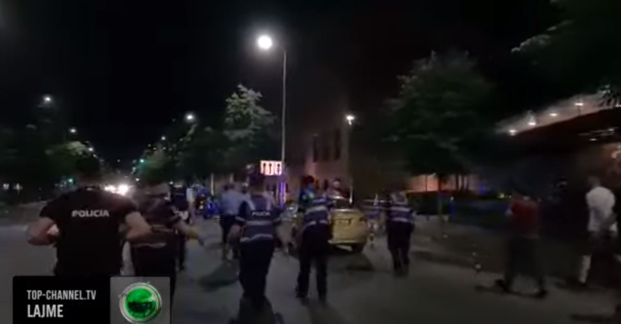 Tifozët holandezë përplasen me policinë shqiptare (VIDEO)