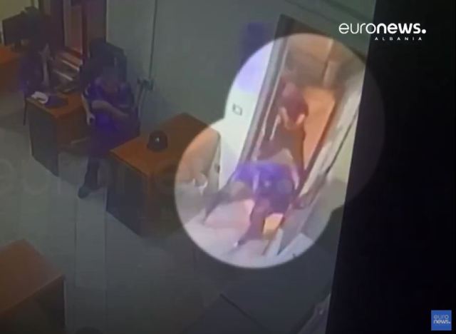 Momenti kur polici shqiptar vret kolegun e tij brenda stacionit (VIDEO)