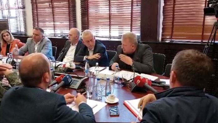 Hisen Berisha shfaq certifikatën e sigurisë nga AKI-ja në Komision, Salih Zyba thotë se kjo s’lejohet