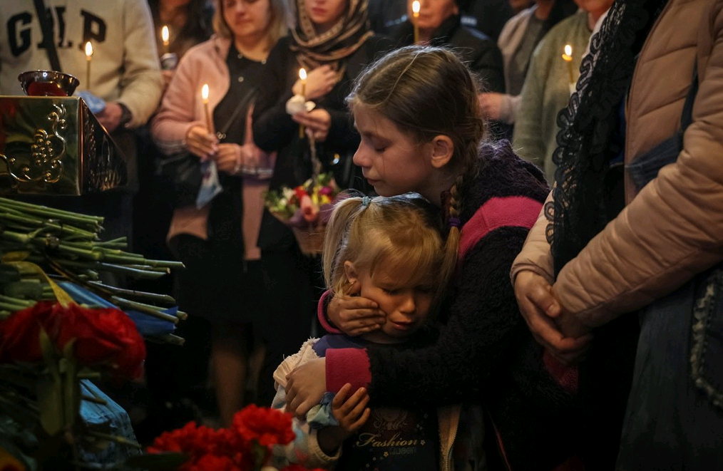 Përqafojnë njëra-tjetrën mes lotësh, motrat ukrainase marrin pjesë në funeralin e babait të tyre