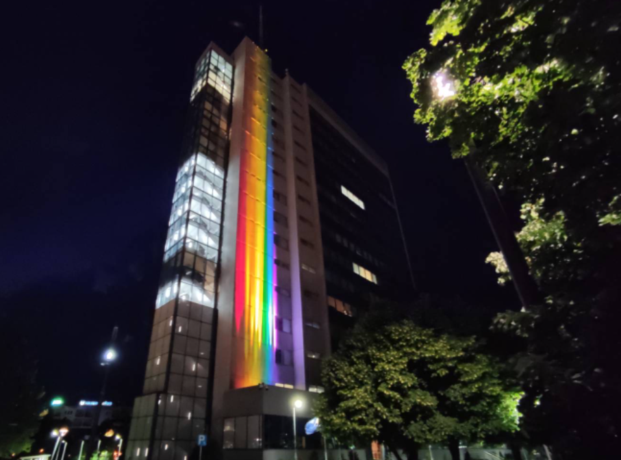 Qeveria e Kosovës ndriçohet me flamurin e komunitetit LGBTI, Kurti ka një mesazh