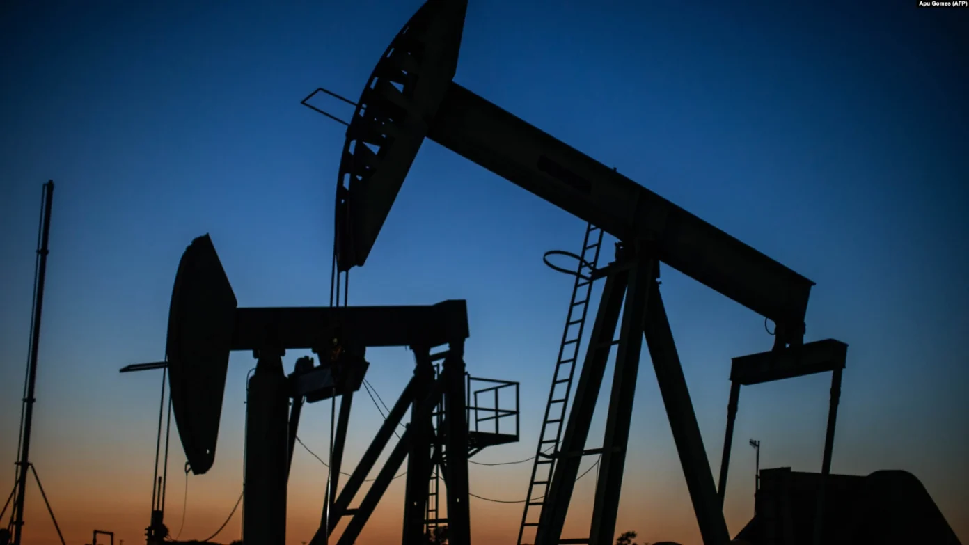 Vazhdon rënia e çmimit të naftës në tregjet e huaja