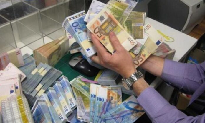 26-vjeçari gjen çantën me 14 mijë euro, e dorëzon në polici