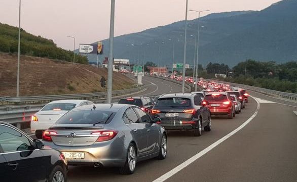 Mbi 30 mijë kosovarë dhe afro 10 mijë vetura drejtë Shqipërisë gjatë fundjavës