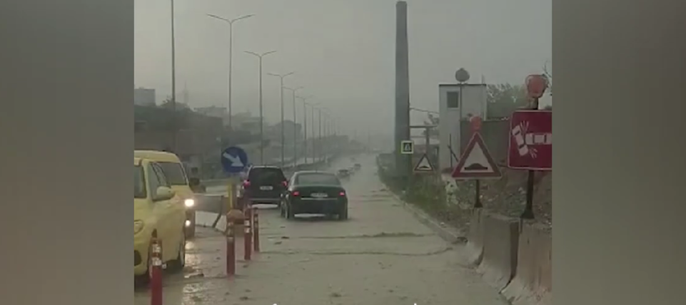 Pak minuta shi përmbysin Tiranën, rrugët kthehen në “lumenj”