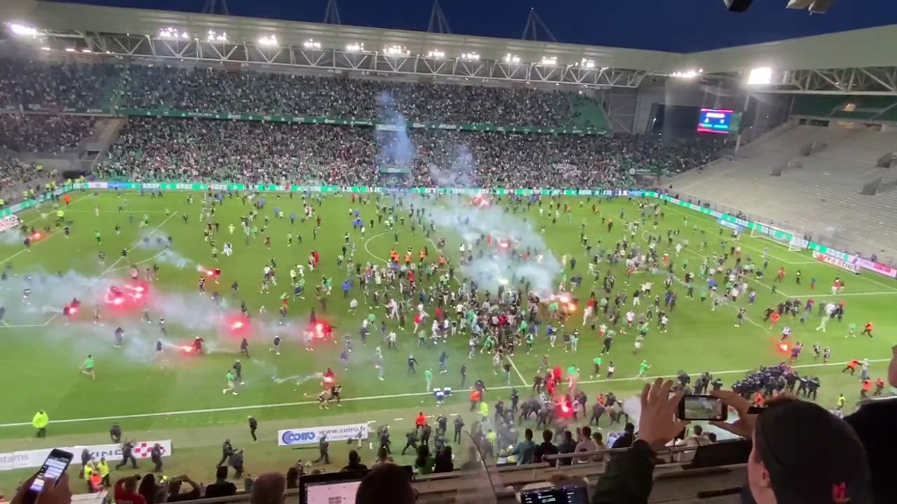 Çmenduria e radhës në Francë/ Tifozët sulmojnë lojtarët në stadiumin e St. Etienne, pas rënies nga kategoria