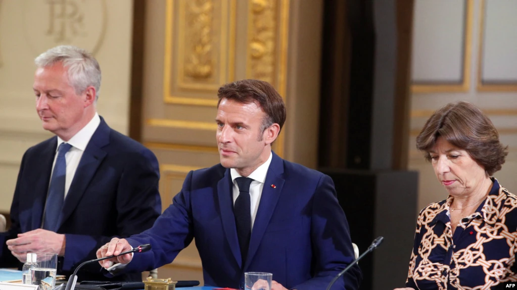 Macron kërkon të ruajë pushtetin pasi humbi shumicën në parlament