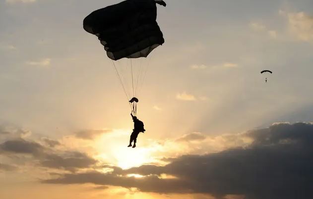 Dyshimet se parashutistë serbë u lëshuan në kufi me Kosovën, policia del menjëherë në atë zonë