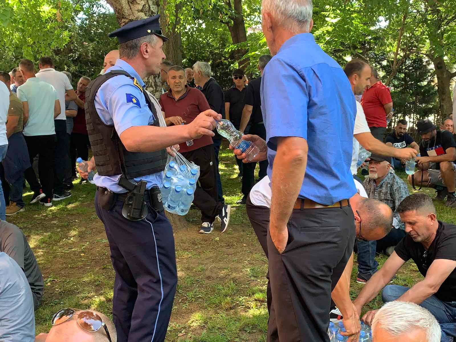 Policia shpërndanë ujë për veteranët e UÇK-së