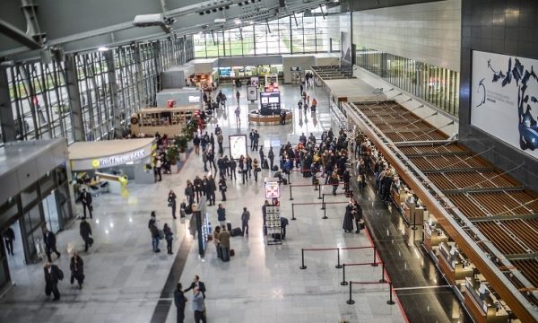 Punëtori i ekuipazhit të aeroplanit lëndohet në Aeroportin e Prishtinës