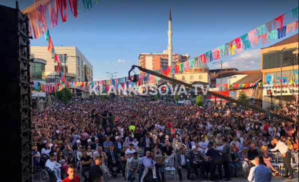 Pamje spektakolare nga karnavali në Suharekë (VIDEO)