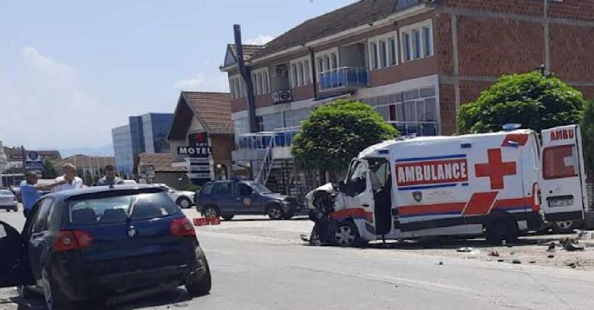 Vdes një nga të lënduarit në aksidentin me autoambulancë në Gjakovë, arrestohet shoferi i veturës
