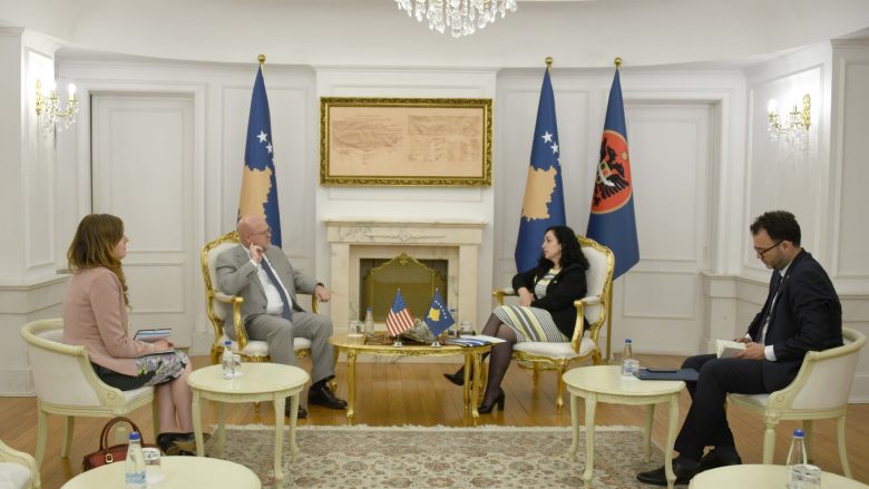 Presidentja Osmani dhe ambasadori amerikan diskutojnë zhvillimet në vend dhe koordinimin Kosovë-SHBA