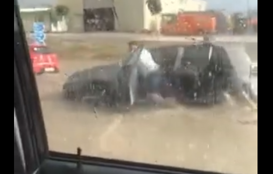 Qytetari duke shtyrë veturën mes ujit, pamje nga stuhia që goditi Prishtinën