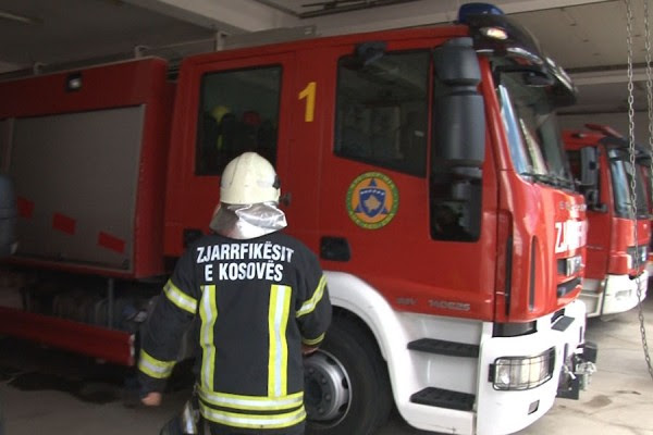 ​Zjarr në një fabrikë në Vushtrri, lëndohen dy punëtorë
