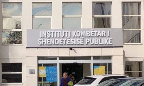 Dyshimet për helmime, dalin rezultatet e analizave të ujit të pijshëm në Kaçanik